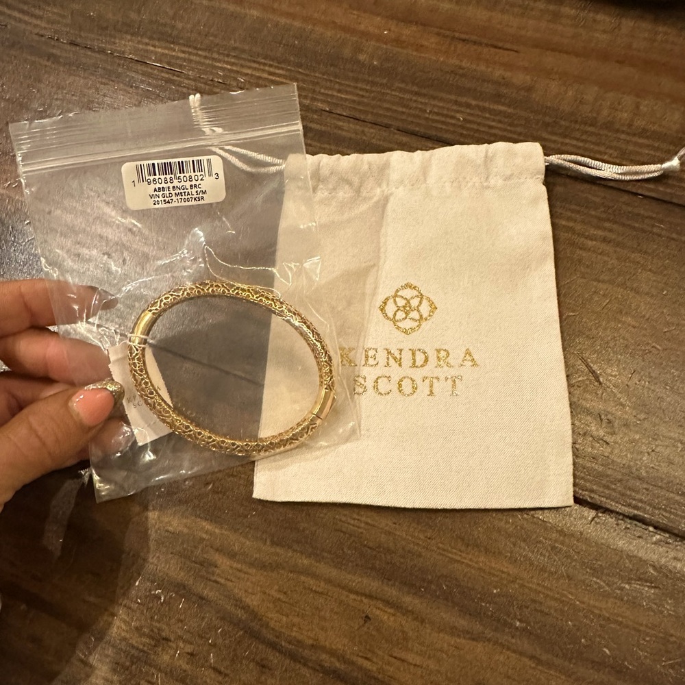 KENDRA SCOTT Abbie vintage gold bangle size S/M - NWT